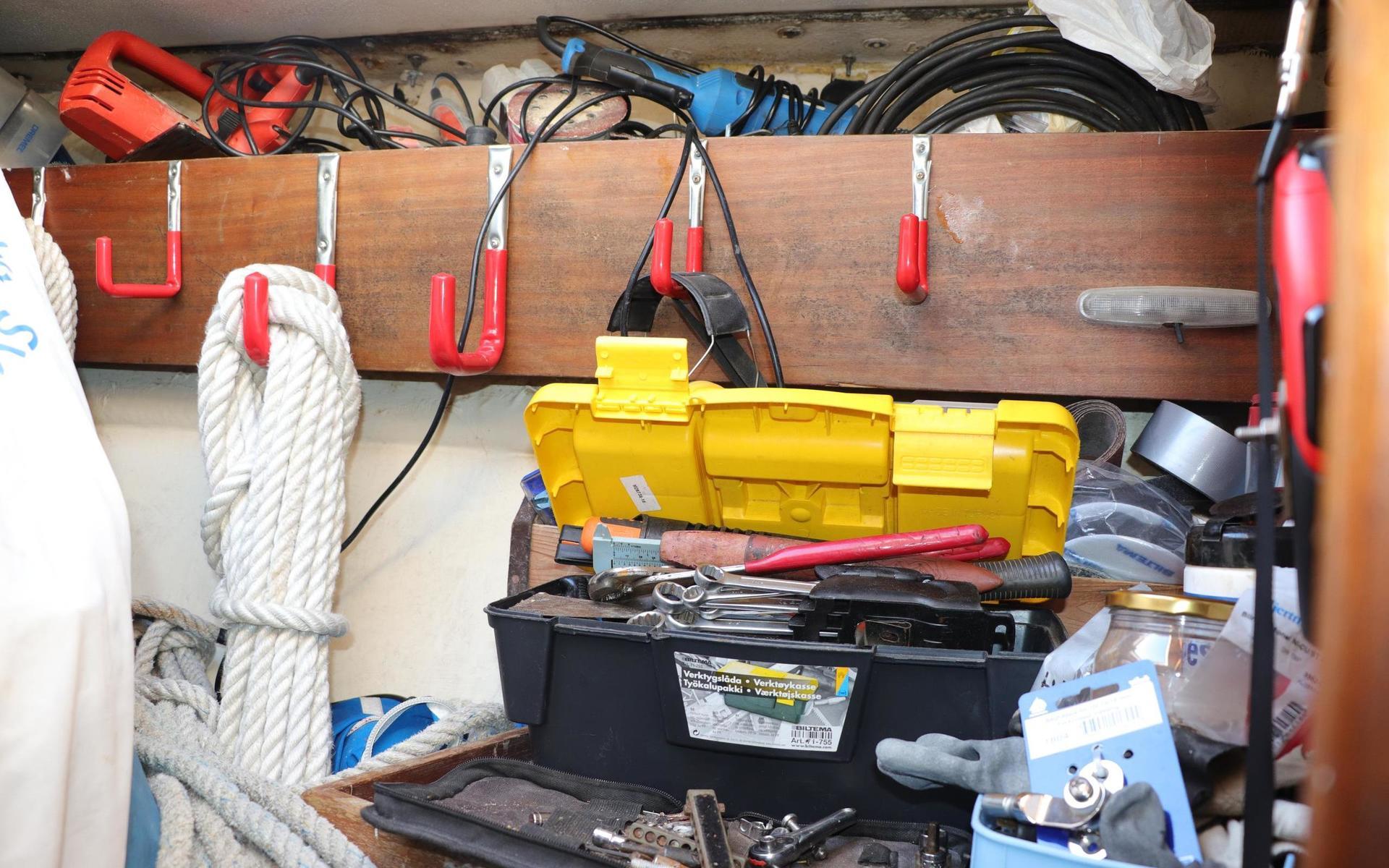 I verkstaden ombord förvaras segel, reservdelar och verktyg för att laga allt som går sönder under resan.