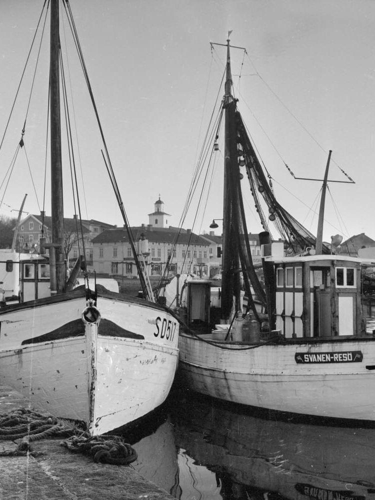 Fiskebåtar i Strömstads hamn. Denna reportagebild ur Hjörnearkivet saknar exakt datering. Fiskebåten till vänster "SD430 Svangefjord” hade hemmahamn på Resö mellan 1956 och 1967. 