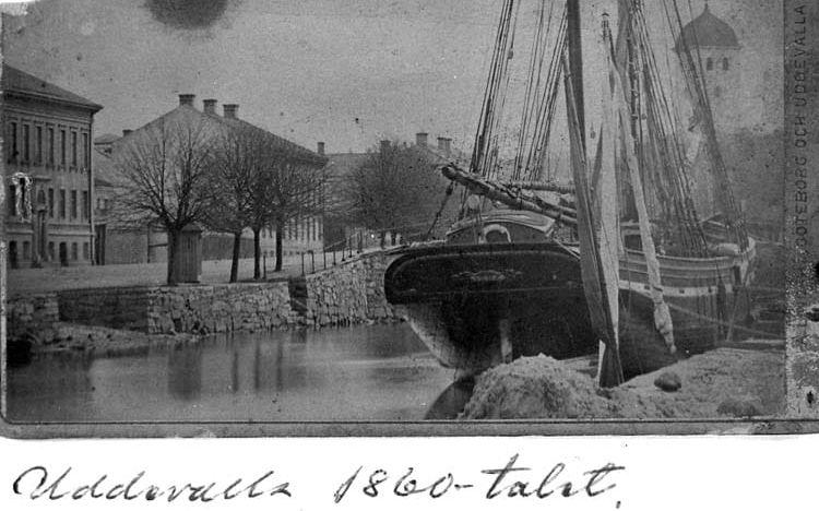 Fartyg vid kaj i Uddevalla. Bilden är daterad till 1860-talet. Fotografen Axel Lindahl skulle sedermera bli en ofta anlitad fotograf av den göteborgska societeten. Han hade en sällsam förmåga att få byggnader att se pampiga ut. 