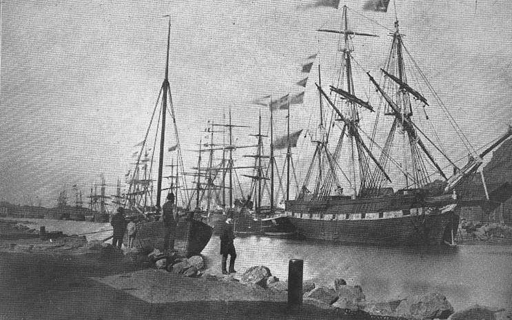 Åtminstone en unionsflagga är synlig på detta fotografi från hamnen i Uddevalla någon gång på 1870-talet. 