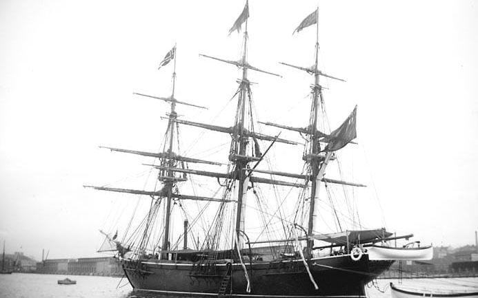 Övningsfartyget ”Gladan” i Göteborgs hamn den 7 augusti 1897. Bilden är tagen klockan kvart i sex på morgonen. 