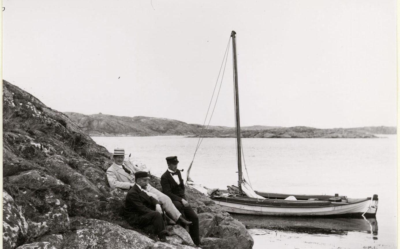 Segelbåten ”Sin” och – får man anta – dess ägare vid Sjumansholmen nära Styrsö. Året är 1898. 