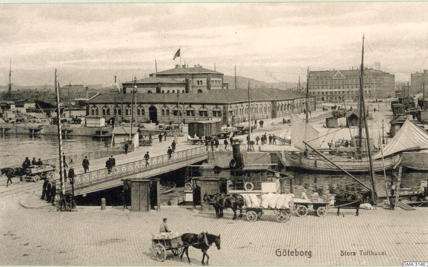 Skutor och vagnar vid Stora Bommen i Göteborg. 1910-talet. 