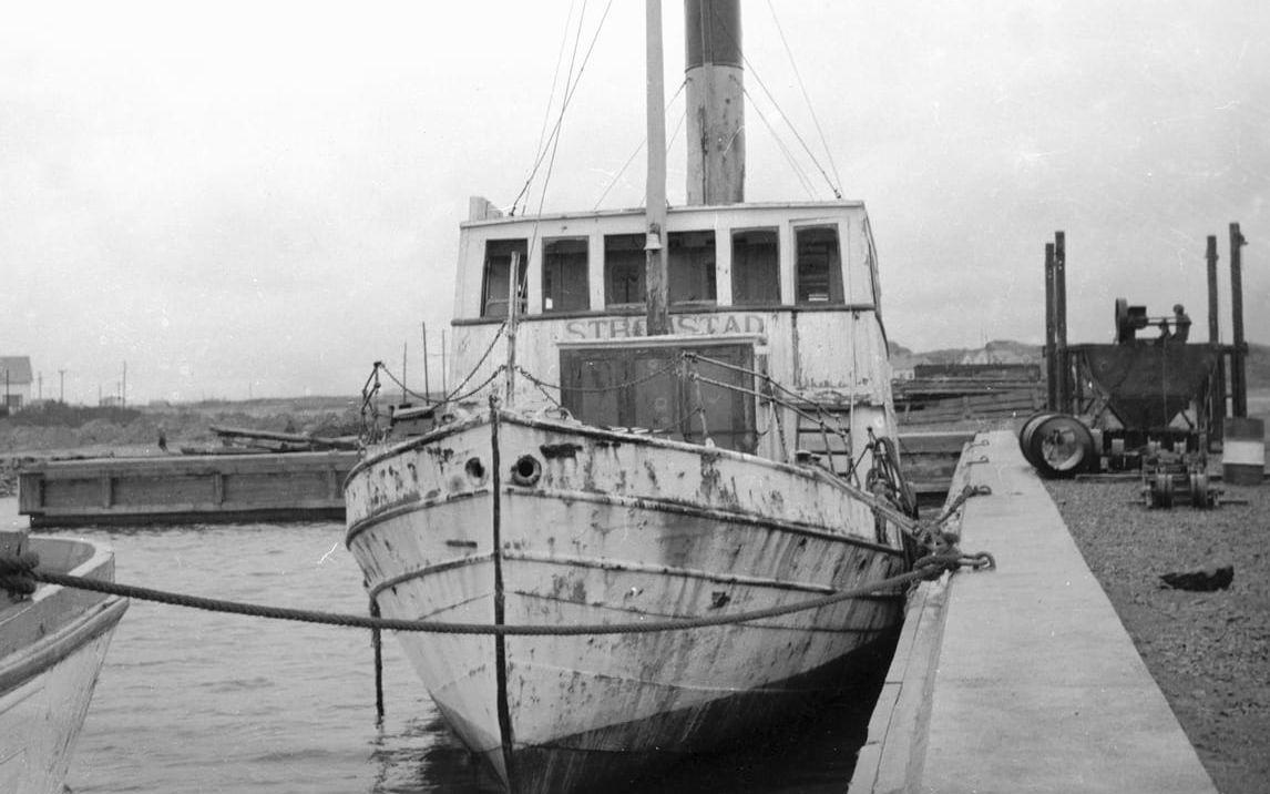 En gång hade skärgårdsbåten ”Strömstad” varit skinande vit och full av glada söndagsresenärer.  Men när den fotograferades vid kajen på Hönö år 1955 var den i ett ganska eländigt skick. 