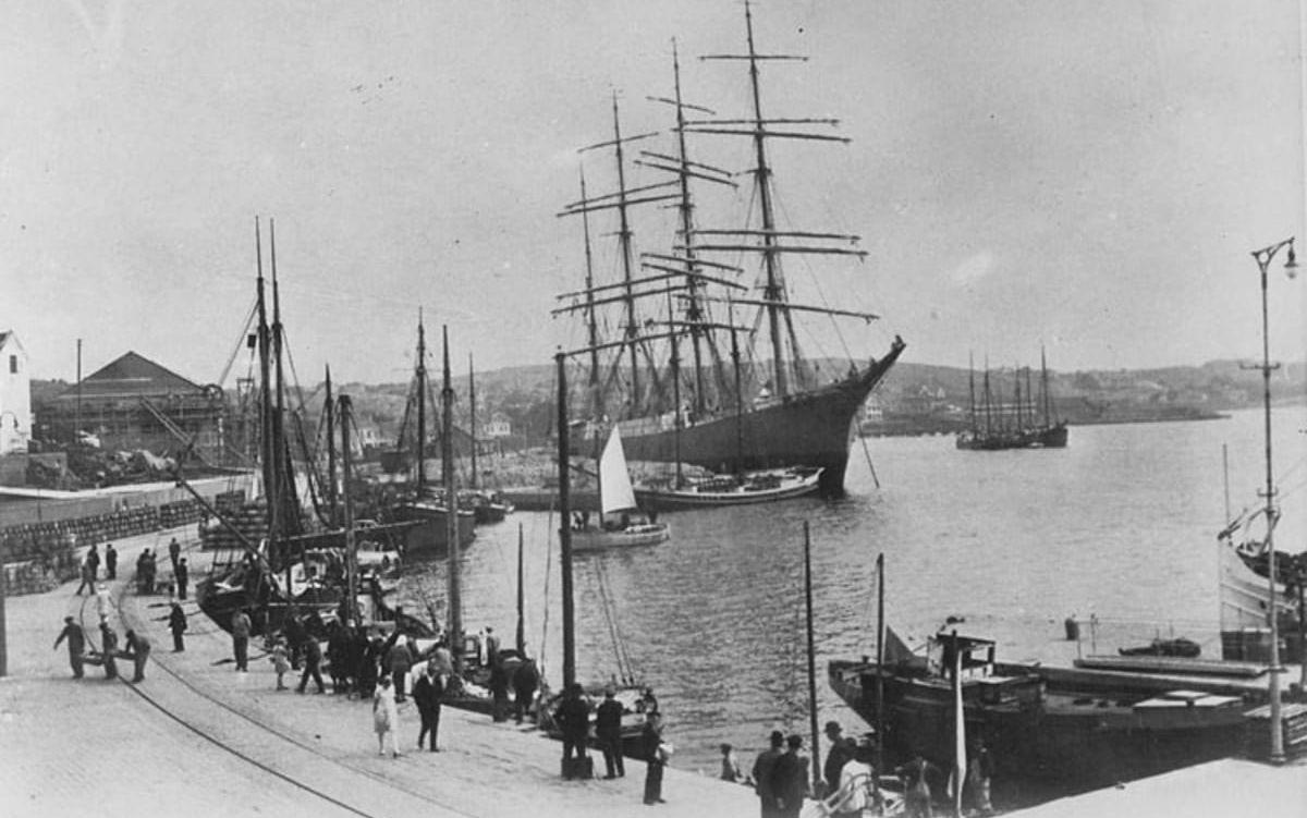 Odaterad bild från början av 1900-talet. Fraktfartyget ”Magdalen Winnen” från Hamburg i södra hamnen i Lysekil. 