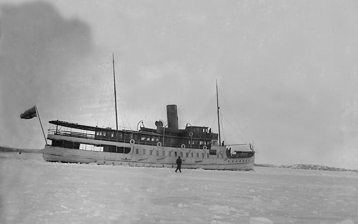 Ångaren Bohuslän i isen någon gång på 1920-talet. Ur Marstrands hembygdsförenings arkiv. 