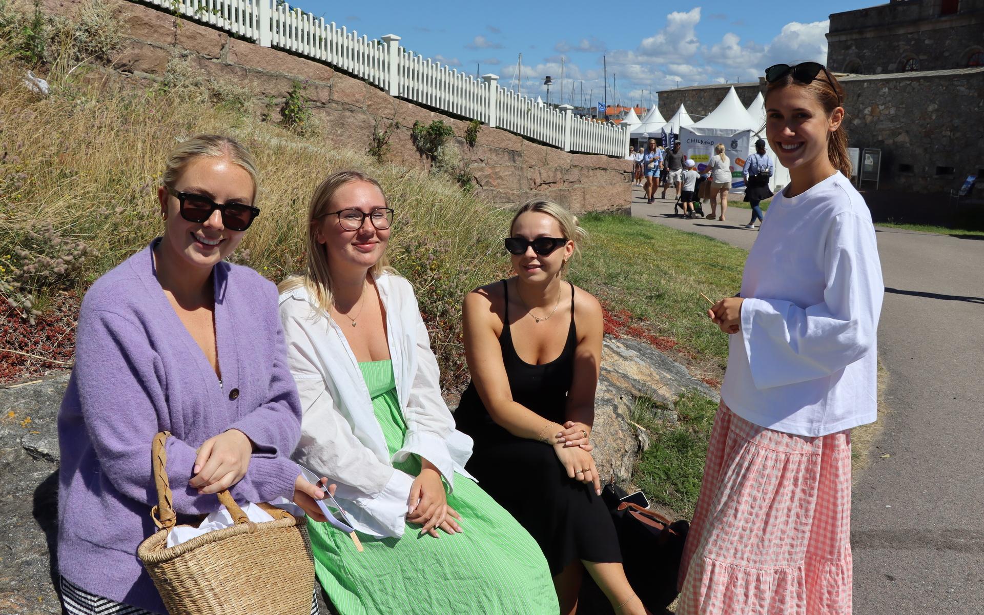 Kvartetten Smilla Söderberg, Lina Sandström, Julia Johansson och Ofelia Latella, Borås, var på Marstrand över dagen. ”Vi kollar läget.”