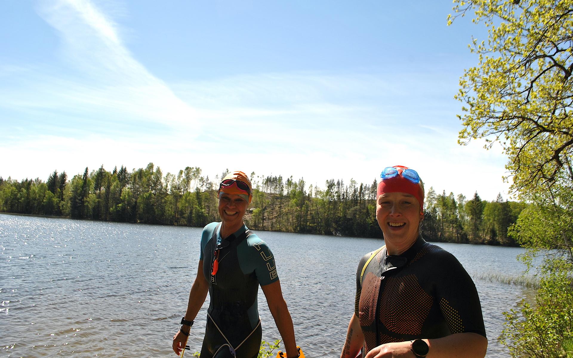 Premiärdoppen med en simtur rakt ut i Ingetorpssjön är avklarad. Femton grader är ingenting för Annika Svanberg och Emma Söderlind som snabbt gick i igen.