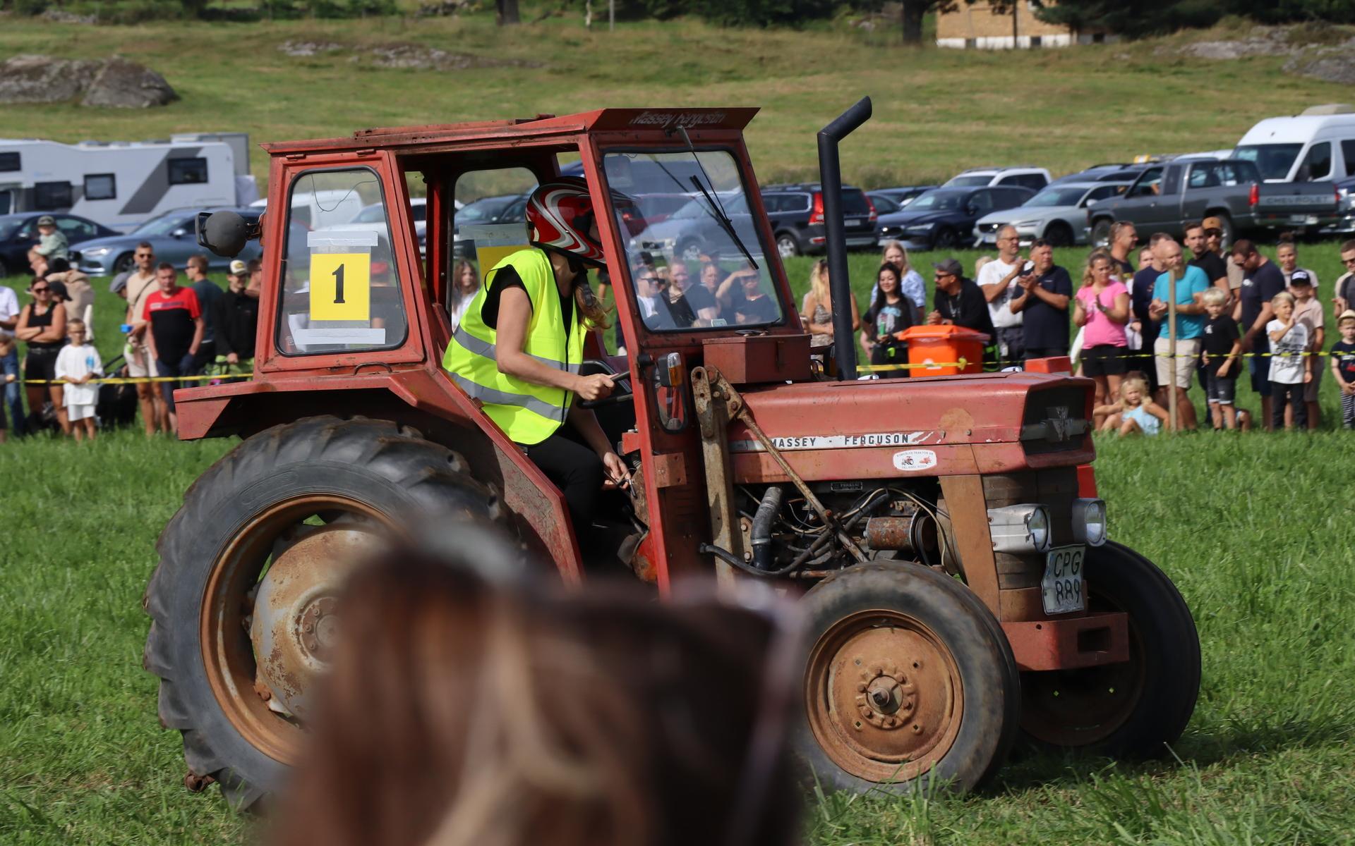 Tolv traktorekipage deltog i Guddeby under lördagen.