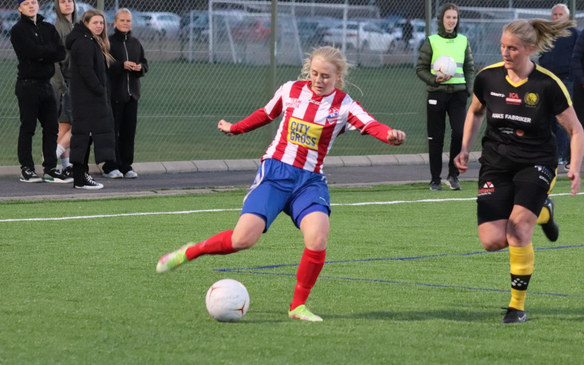 Victoria Alsne hittar snart Hannah Henriksson och vidare till Wilma Axelssons 2–0.