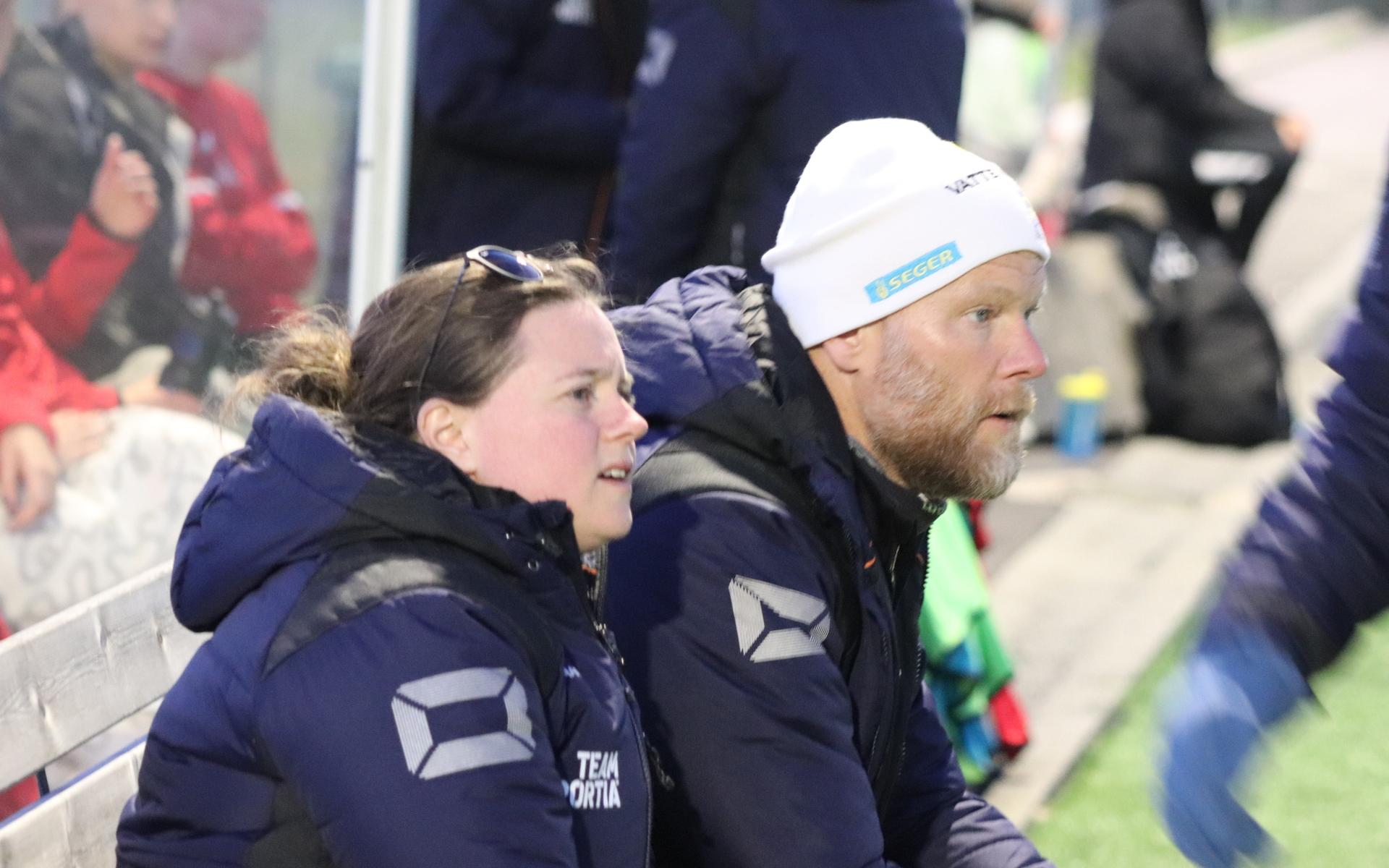 Nathalie Skärström och Magnus Carlund kan kosta på sig att sitta lugnt i slutet.