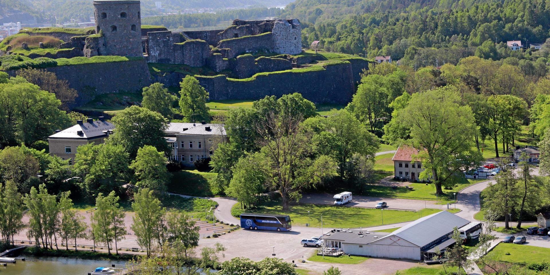 Fästningsholmen i Kungälv med bland annat Bohus fästning, kanotklubben och vandrarhemmet.