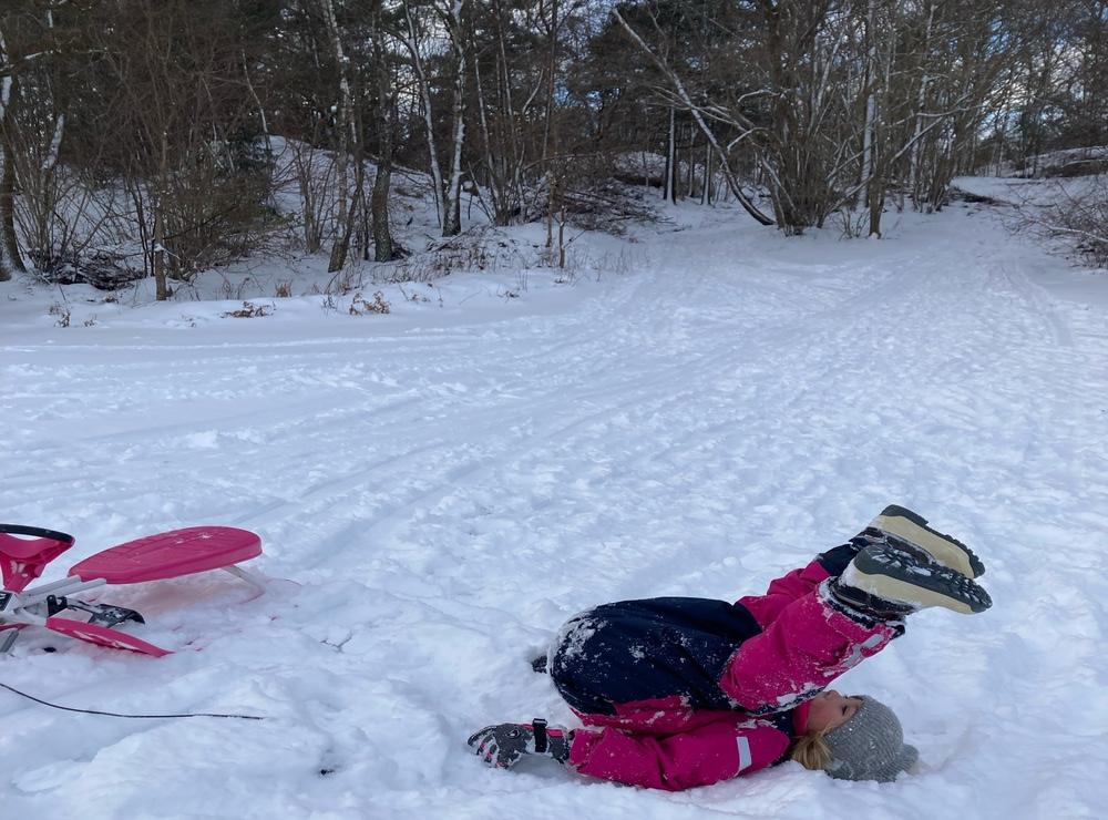 Lika roligt att göra konster i snön som att åka snowracer tycker Nathalie Persson. Bild: Anneli Persson