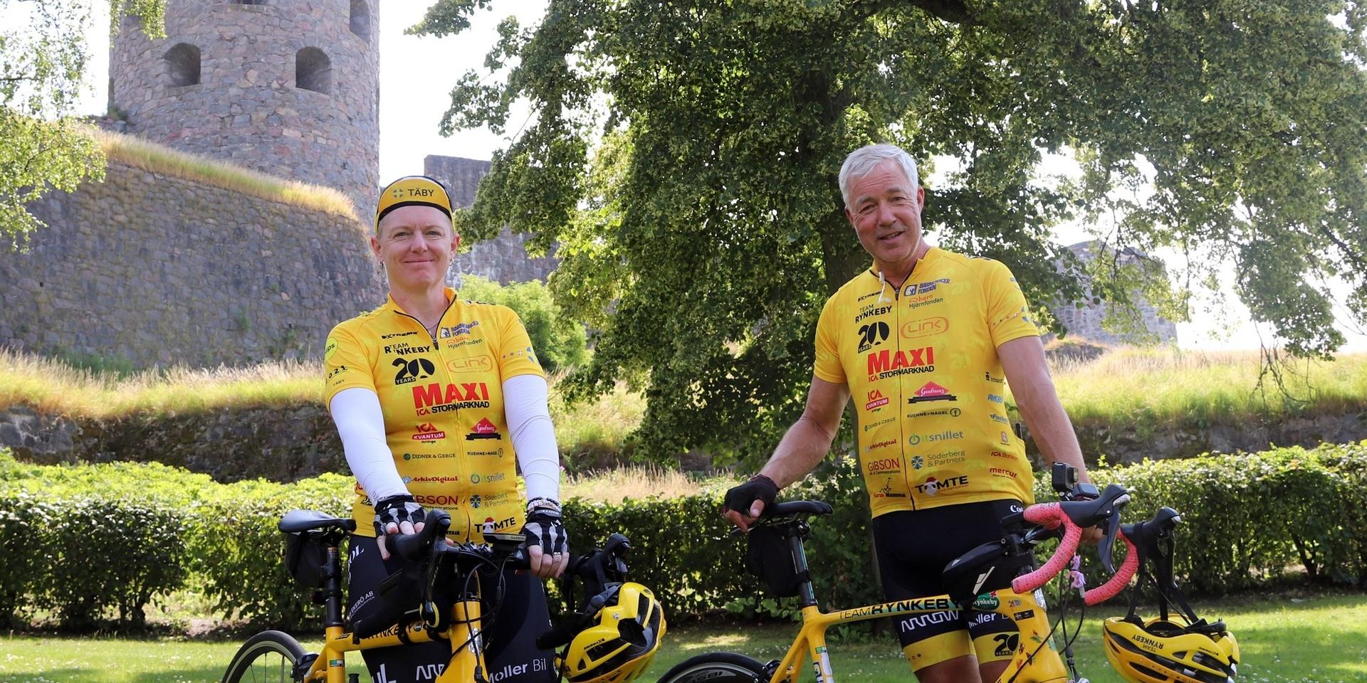 Jenny Widing och Jan Aronsson tog en paus i Kungälv med de andra cyklisterna i Täbylaget. 