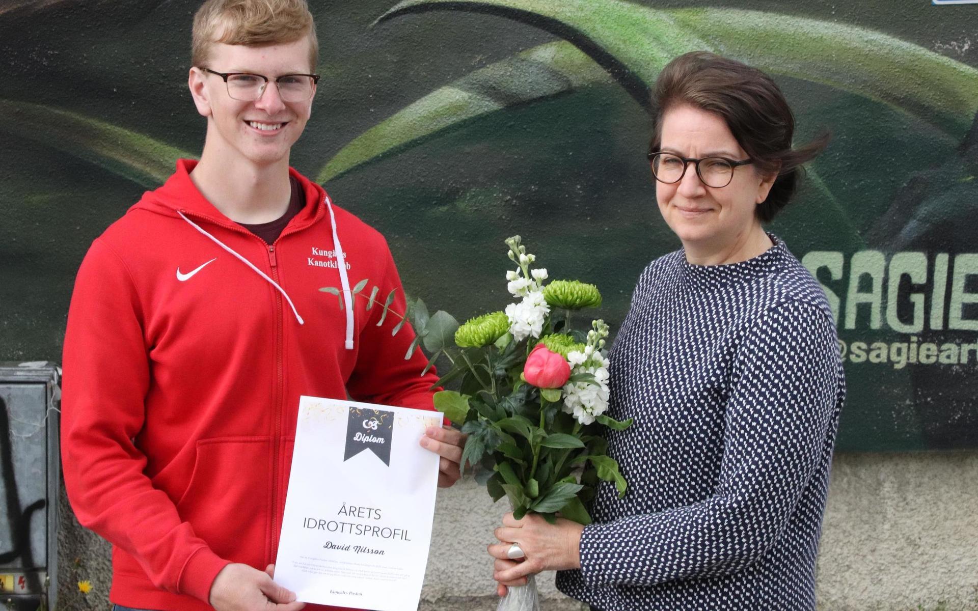 David Nilsson får utmärkelsen Årets idrottsprofil av Kungälvs-Postens chefredaktör Karin Henriksson.