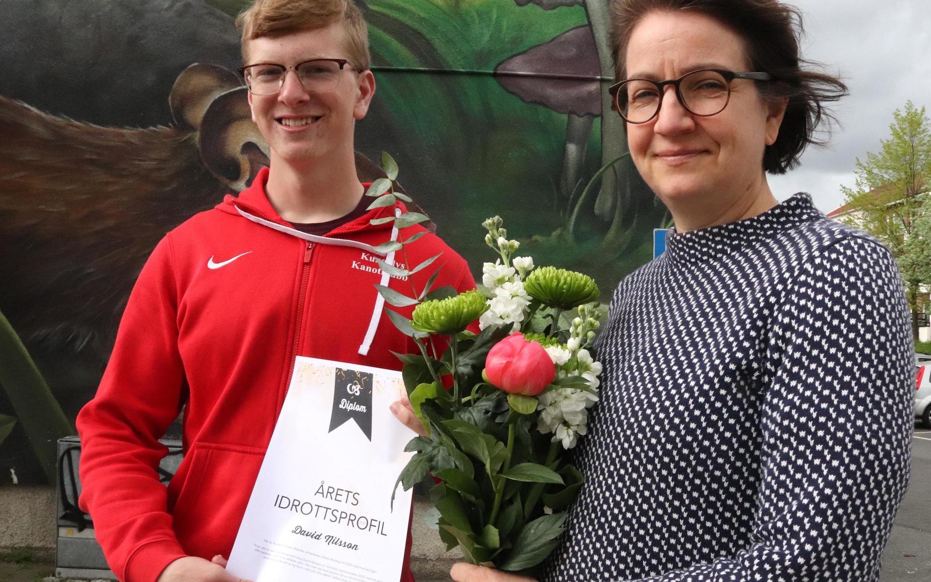 David Nilsson får utmärkelsen Årets idrottsprofil av Kungälvs-Postens chefredaktör Karin Henriksson.