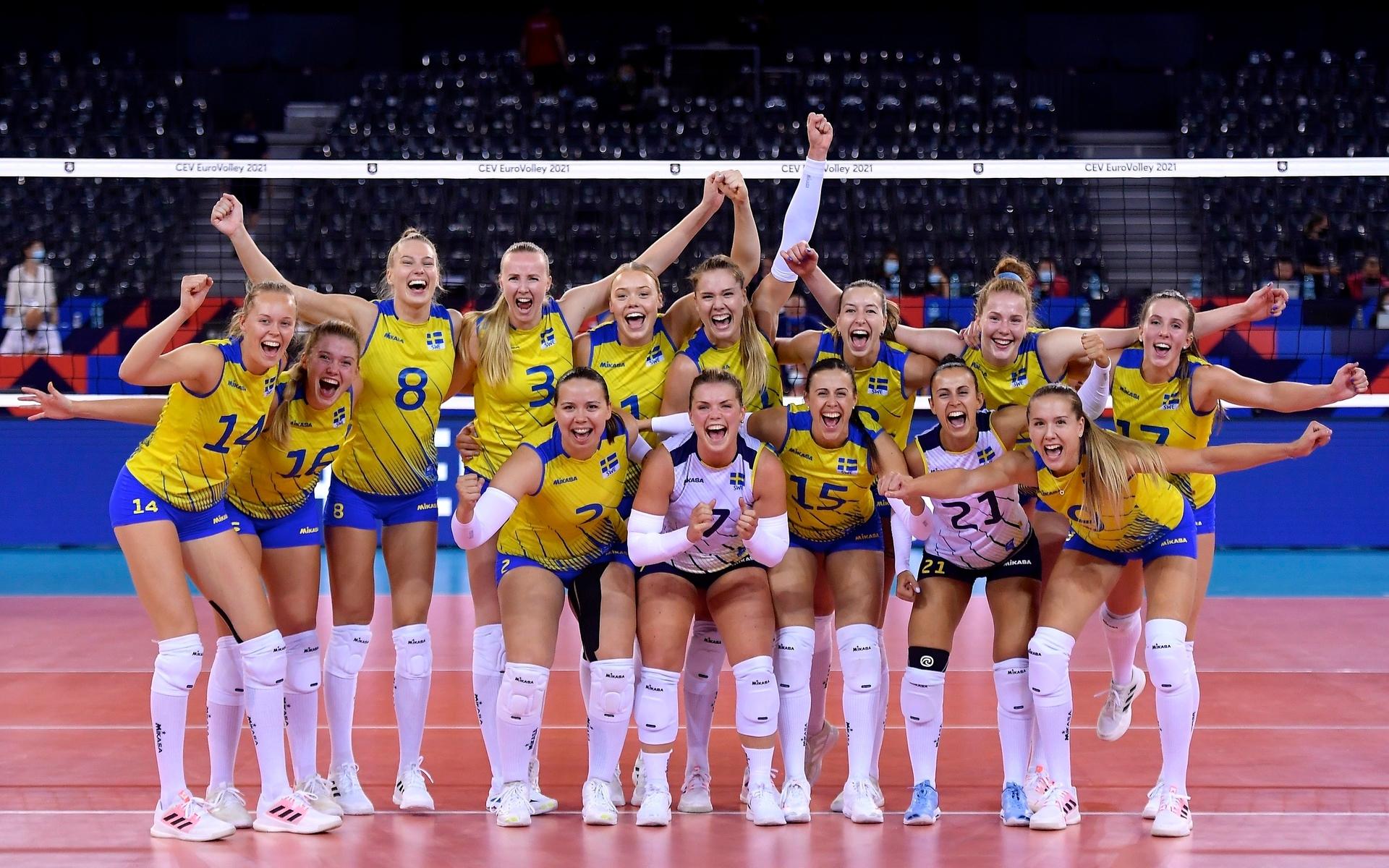Sofie Sjöberg, i mitten i vitt, tillsammans med det svenska landslaget firar vinsten mot Finland. 