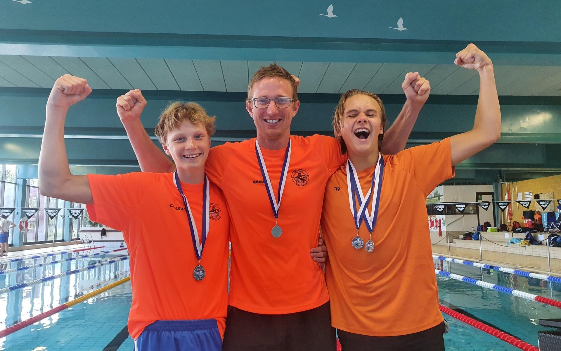 KSS på Uddevalla sim open. Medaljörerna Svante Tjernström, Johan Hildesson och Frej Andersson Öberg.
