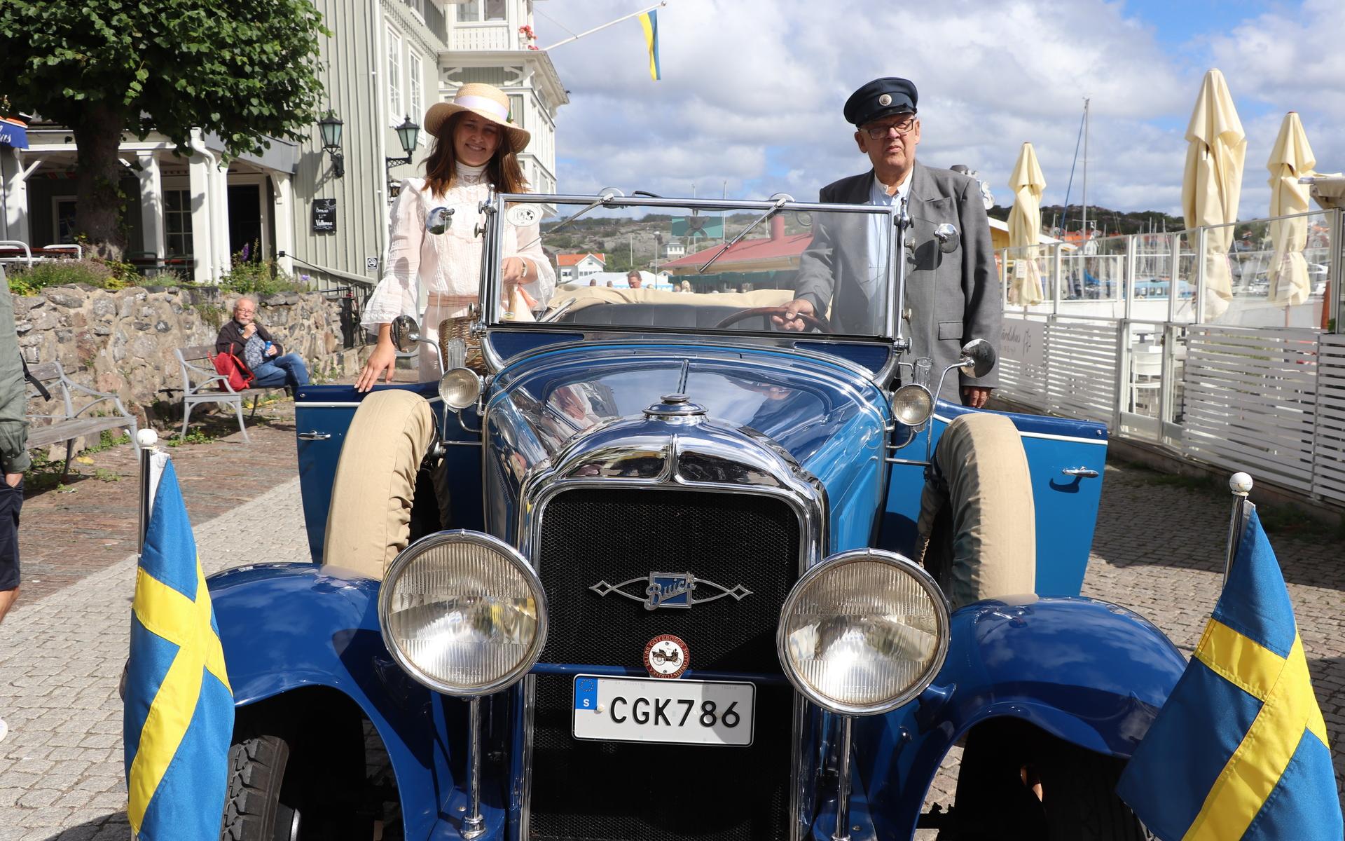 Linnea Johansson och Staffan Karlsson i en Buick från 1929. 