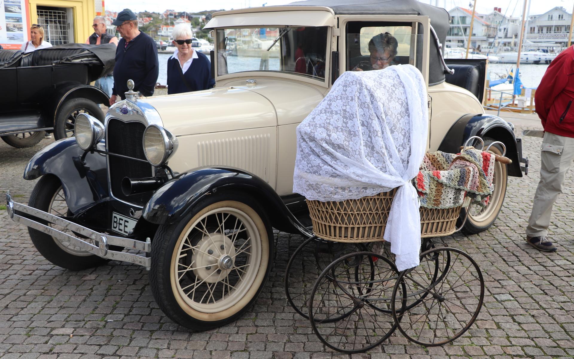 Birgit Johansson provsitter väninnans A-ford från 1928. Barnvagnen är ungefär 100 år gammal.