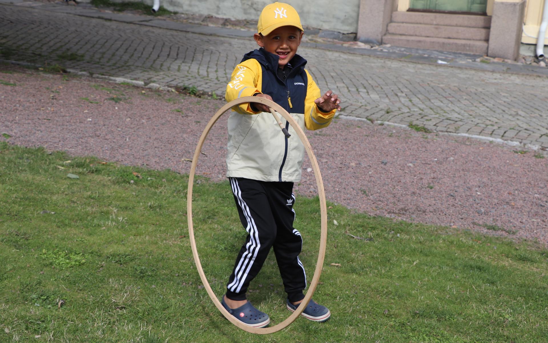 Alfred Karlsson, 5 år, leker med pappa och farfar i Paradisparken. 