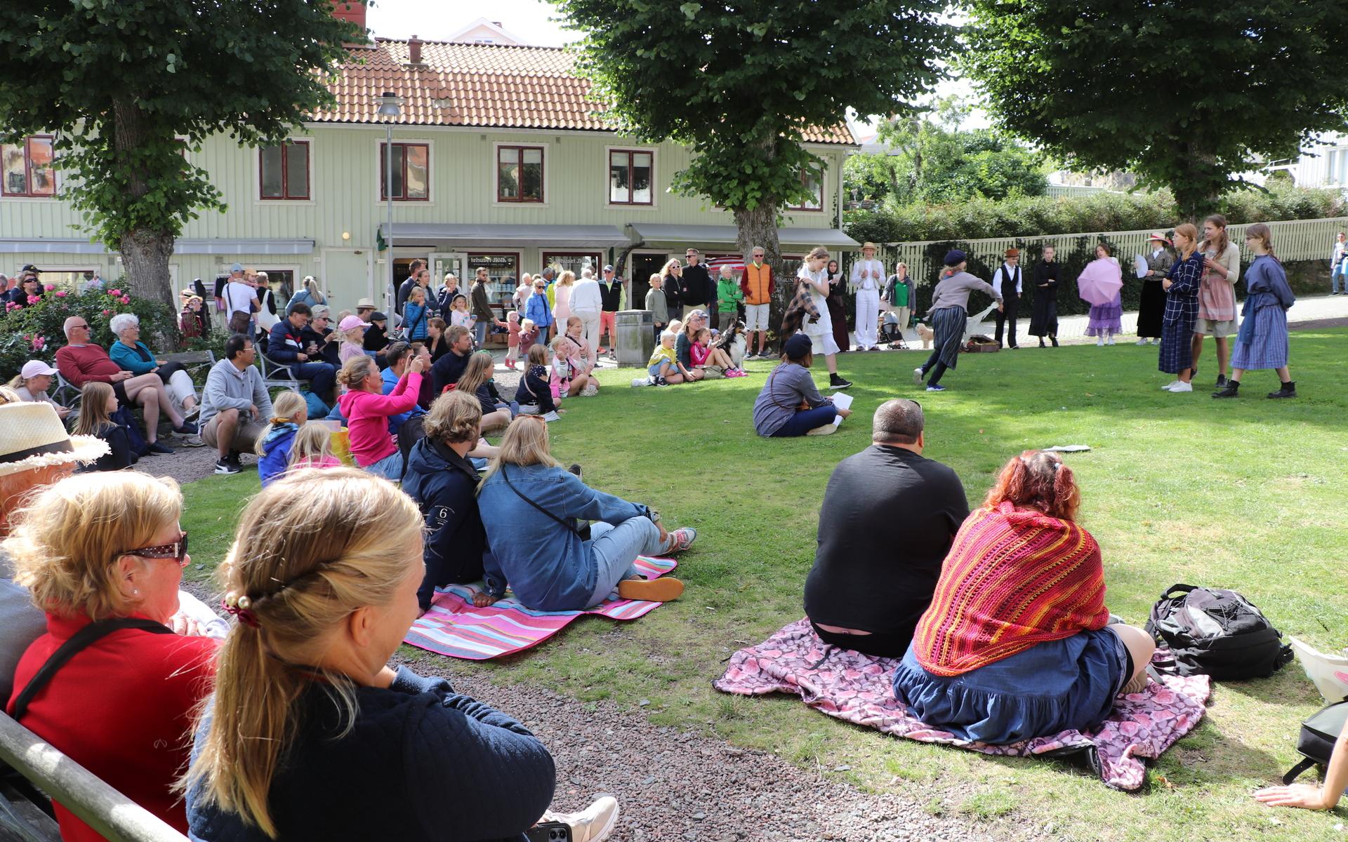 Elever från Kungälvs kulturskola visar upp teater. 