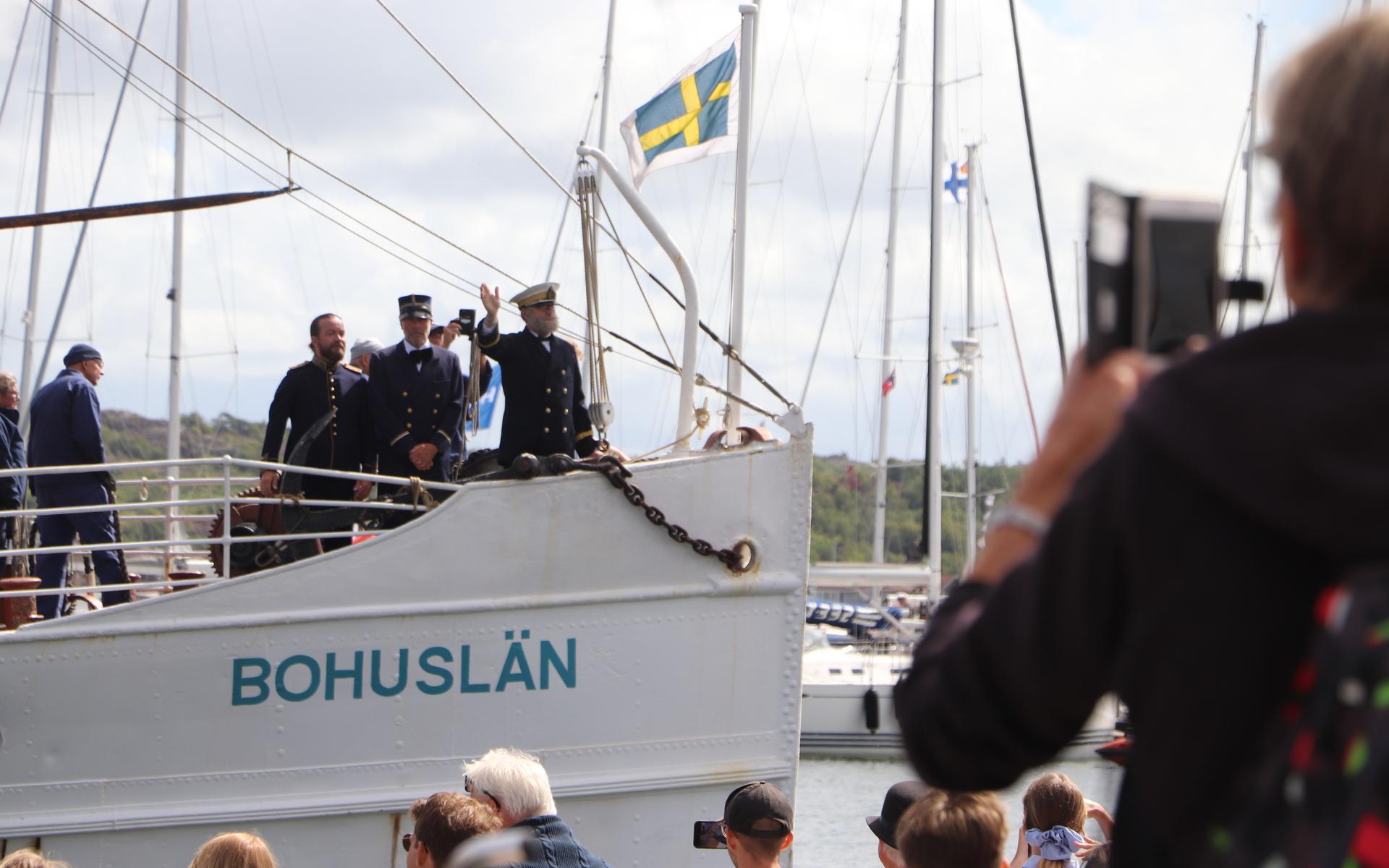 När Oskar II anlände till bryggan med ångaren Bohuslän fick han ett varmt välkomnande. 