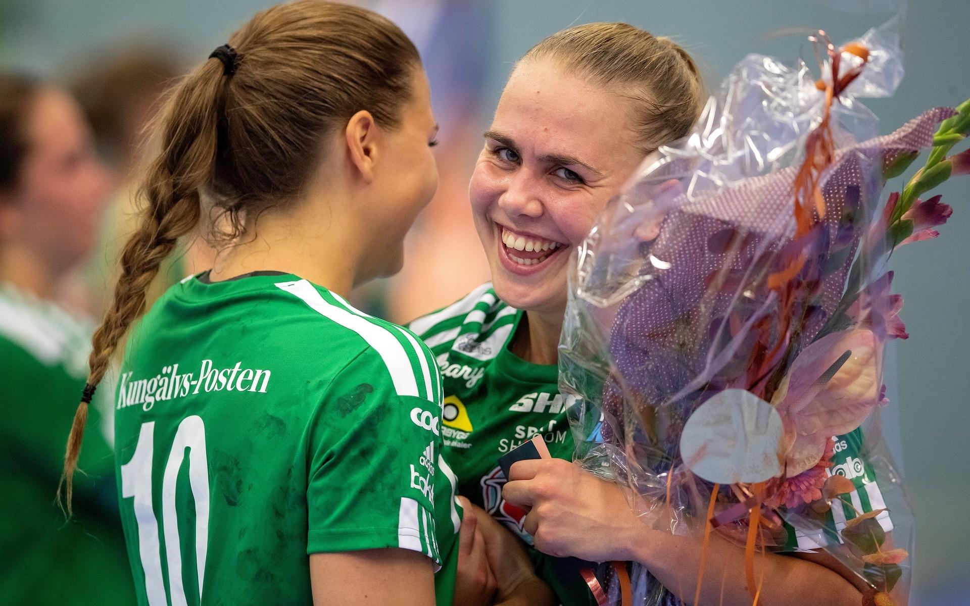 En strålande glad Wilma Pettersson tar emot blomsterkvasten efter att ha utsetts till Kungälvs bästa spelare i segermatchen mot Heid.