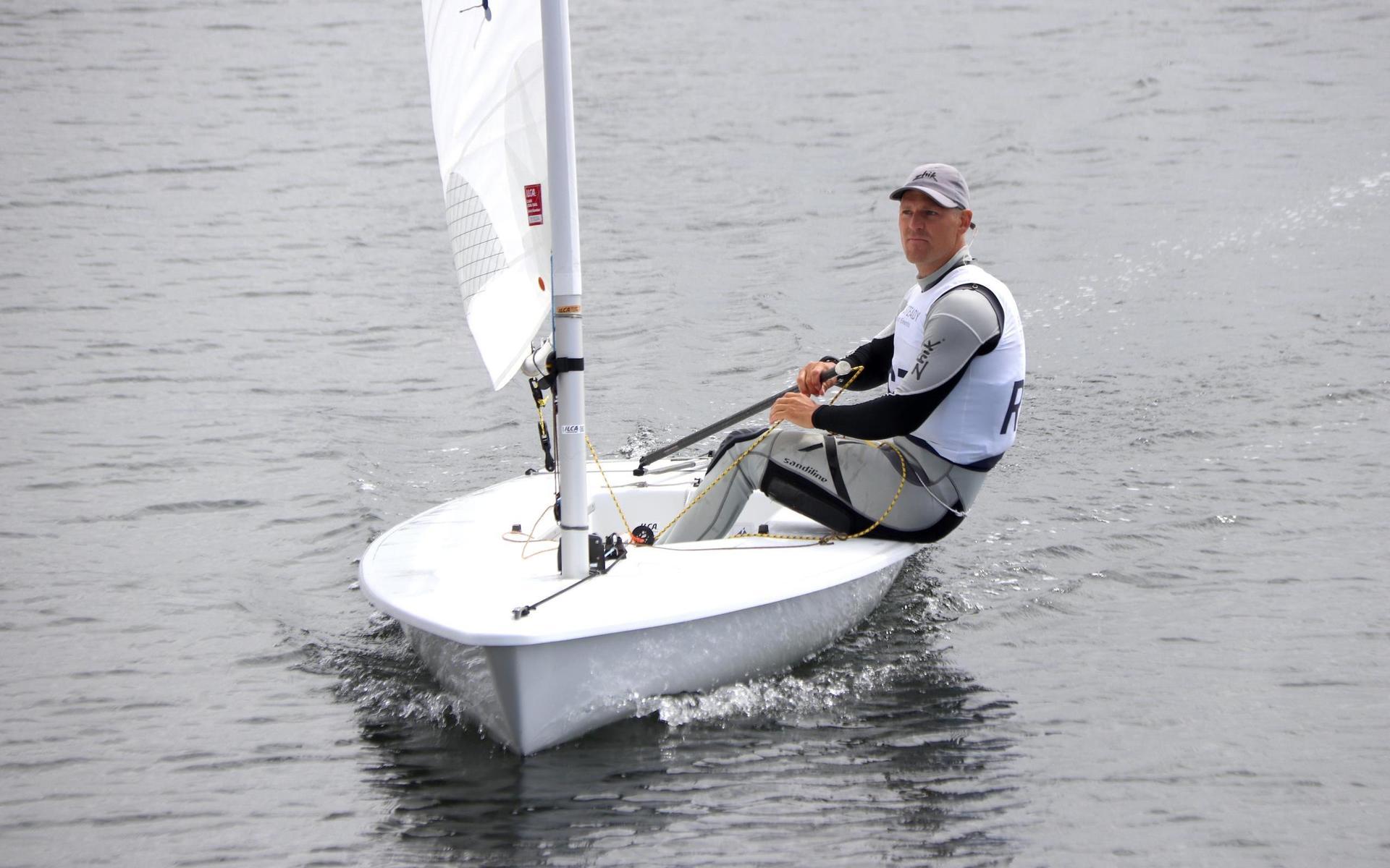 Jesper Stålheim, svenskt OS-hopp i segling som slipar formen i Marstrand.
