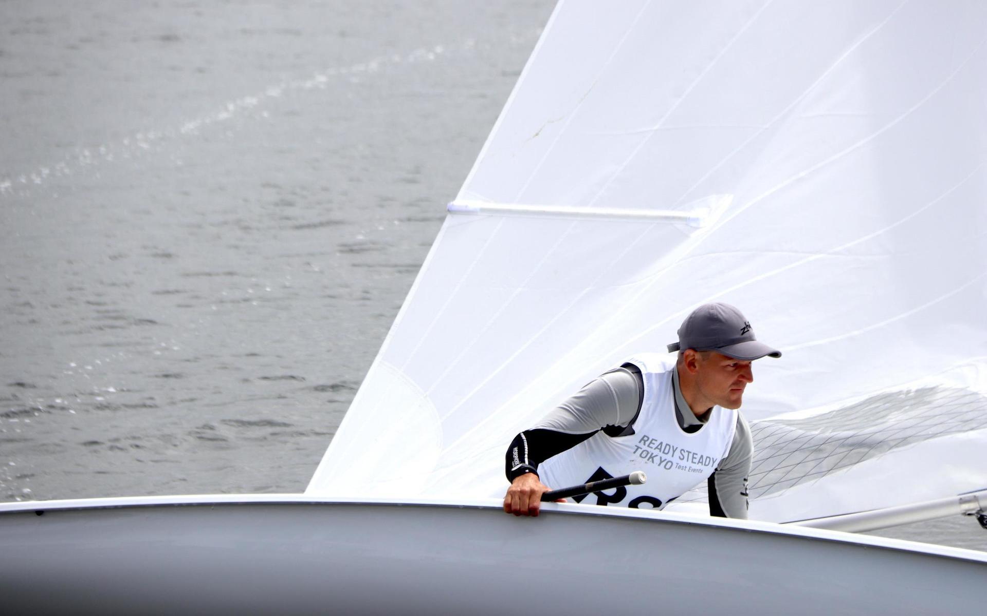 Jesper Stålheim, svenskt OS-hopp i segling som slipar formen i Marstrand.