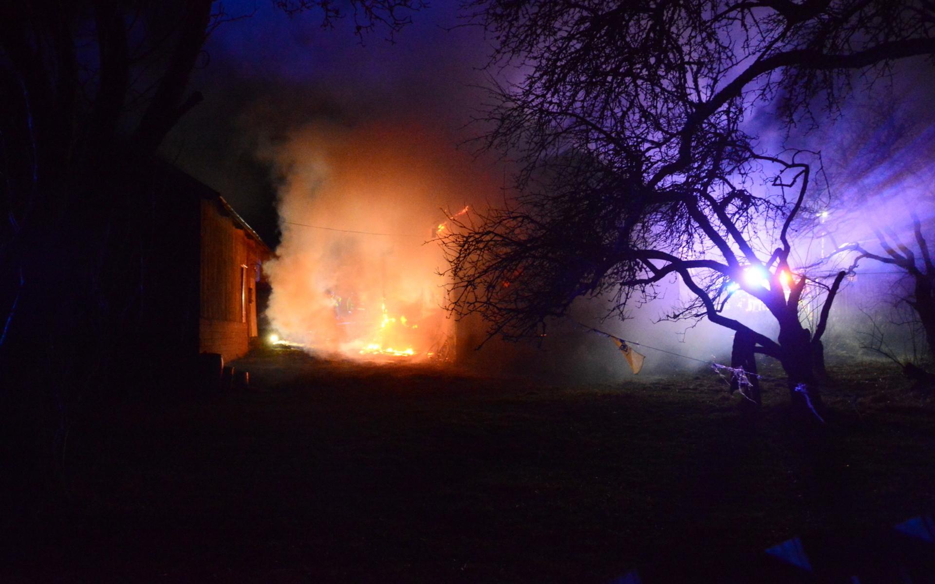 Under natten till lördag larmades räddningstjänst, polis och ambulans till en villa utanför Kärna.