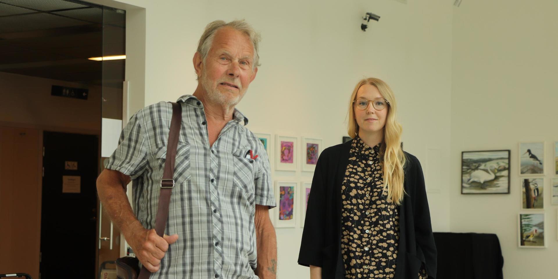 Bengt Nordin och Anna Israelsson bland konstverken i konsthallen på Mimers hus. 
