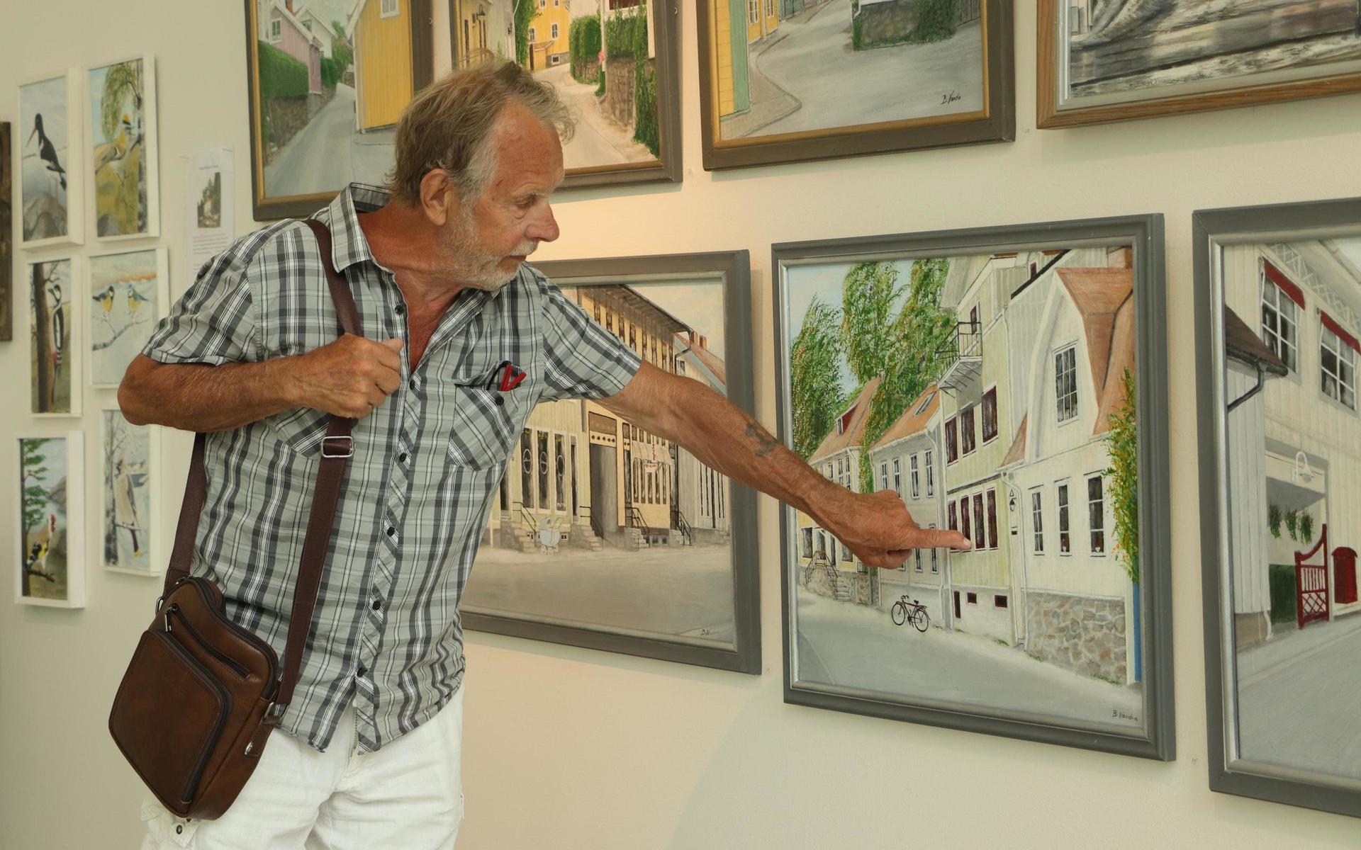 Bengt Nordin pekar ut på sin målning vart den gamla charkuteributiken låg. 