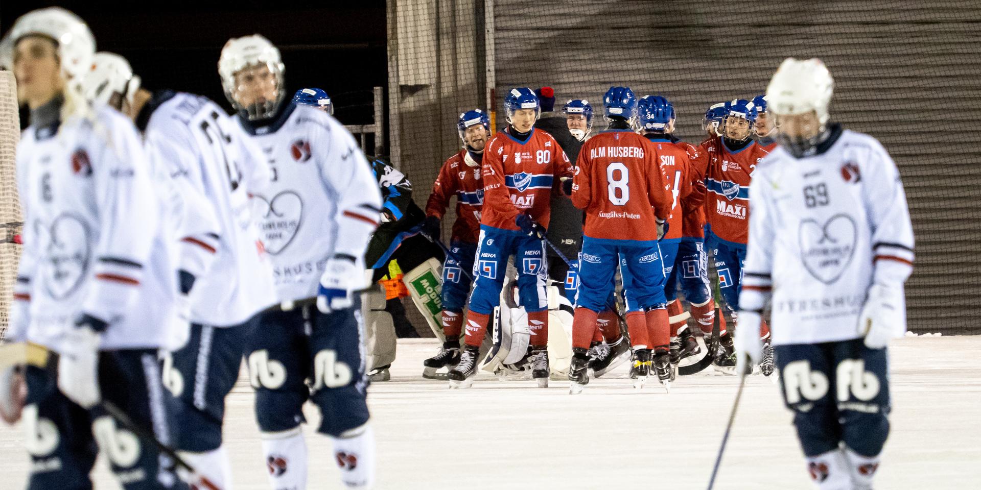 Jubel i IFK Kungälv. Det blev 9–3 mot Katrineholm.