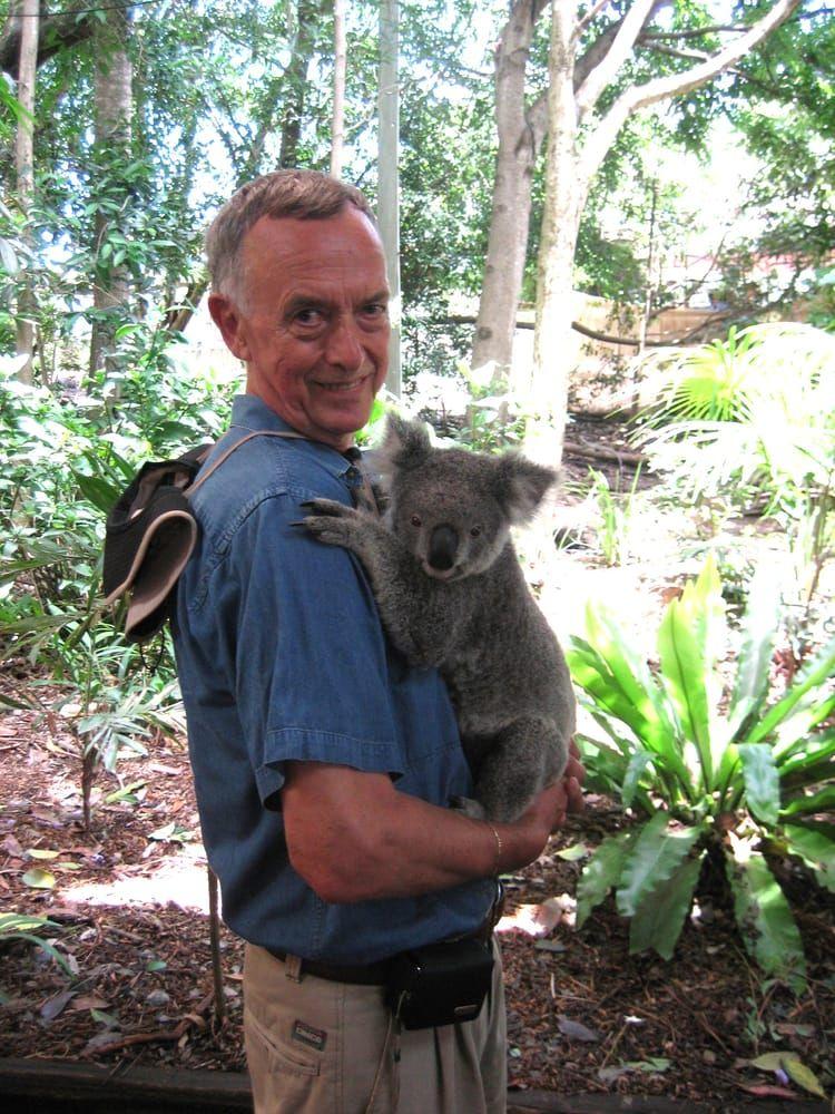 Roland Palmqvist är uppvuxen på en gård i Arntorp, samma gård dit hans mor kom som fosterbarn när hennes mor dog. Här är han på en resa i Australien och poserar med koala. Idag bor han i Borås men känner fortfarande lika starkt för sin hembygd.