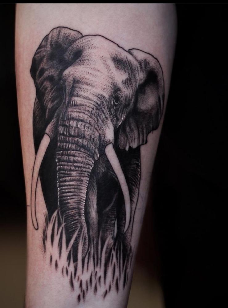 Robert Jensen jobbar just nu på halloween på Liseberg som aktör. ”Denna tatuering gjorde jag bara för 3-4 veckor sedan och den blev min första. Anledningen är att elefant är ett av mina favorit djur. Vill tacka Nils belander på velento tattoo I Göteborg”. 