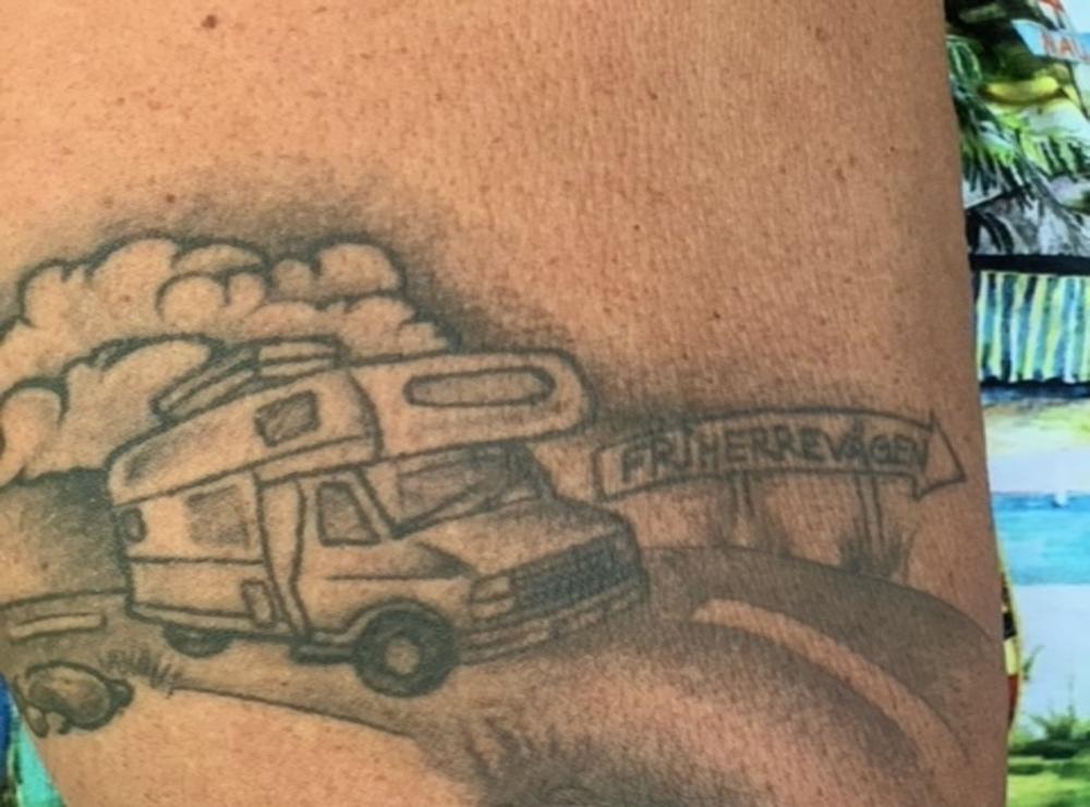 Ove Thorsson gjorde sin tatuering några dagar innan han fyllde 65 år. ”Alltså pensionär och FRIHERRE! Då kan man åka på Friherrevägen, närsomhelst och varsomhelst! Och det har vi gjort med husbilen, jag fyller 70 år 4 december!”