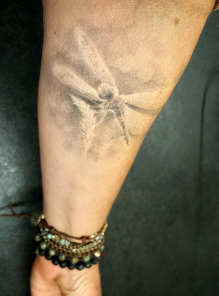 Mia Andersson fick sin tatuering i 50-årspresent av sina barn. ”De ville att den skulle se ut som en blyertsskiss. Valde en trollslända som för mig står för att följa, lyssna och lita på sitt inre”.