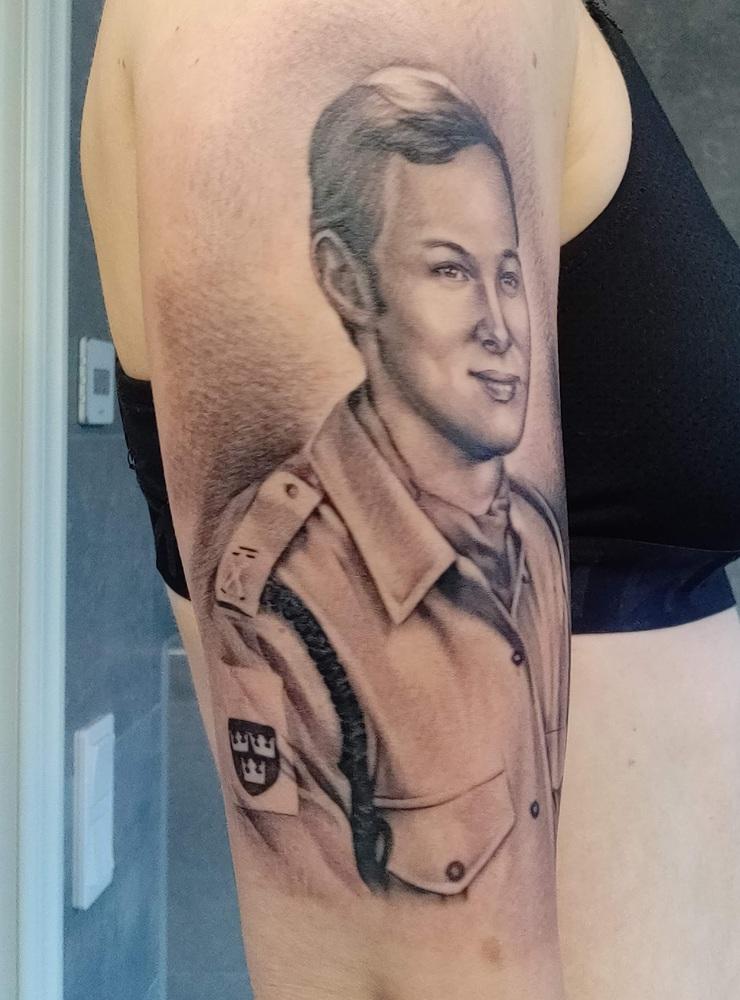 ”Min absoluta favorit-tatuering är bilden på min pappa jag gjorde för 1 år sen. Han gick bort för 8 år sen och ville göra något i hans minne. På bilden är han 25-30 år och FN soldat”, skriver Sofia Andersson.