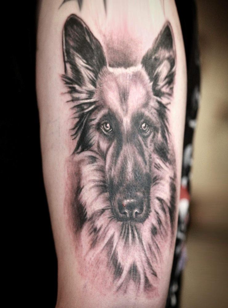 ”Detta är en minnes tatuering av min hund Freja”, skriver Marina Behrend.