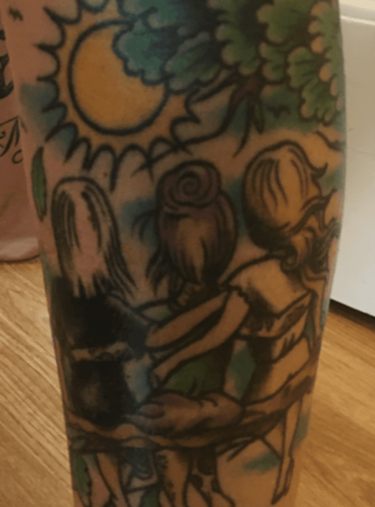”Denna tatuering tillägnas mig och mina två systrar. Jag är lyckligt lottad som har de som mina bästa vänner. Det är en bild på mig och mina systrar som sitter på en gren, jag i mitten”, skriver Madelaine Höglund.