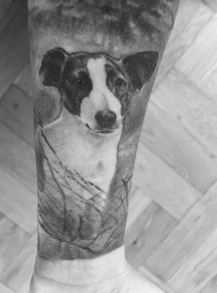 Majja Frisk: ”Min tatuering föreställer Folke i skogen. Folke är en hund som jag adopterade från gatan på Irland för drygt 5 år sedan. En mycket stressad vovve sprang då in i mitt liv. Idag finner vi tillsammans lugnet i den svenska skogen. Bland träd, älgar, svamp, fåglar och annat som hör därtill.&quot;